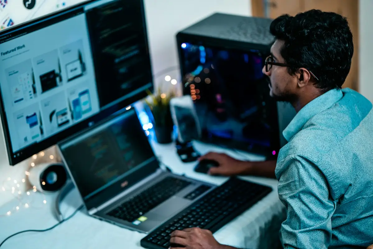 Técnico de SFR Panamá conectado de forma remota a la computadora de un cliente